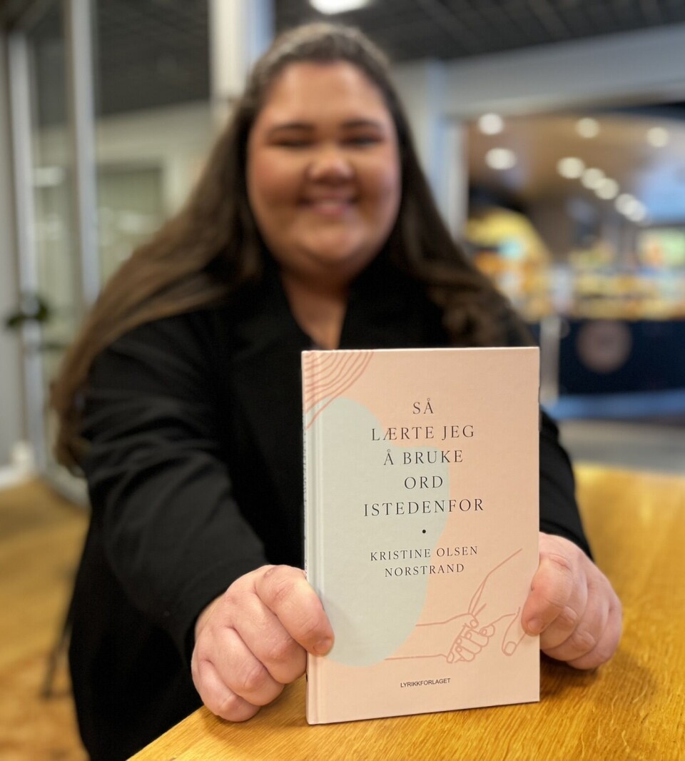 BOKEN: Kristine viser stolt frem boken «Så lærte jeg å bruke ord i stedenfor».