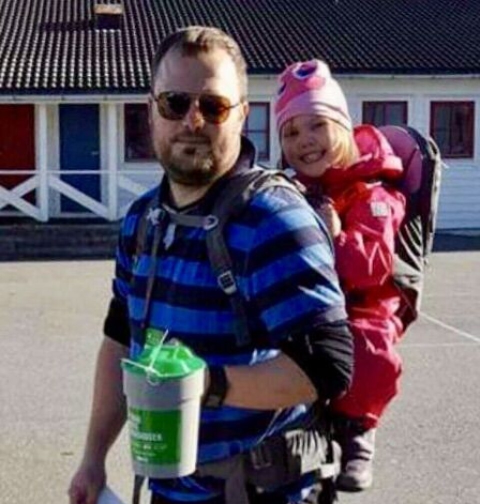 BØSSEBÆRER I BÆREMEIS: Første gangen Tommy Eielsen Dale var bøssebærer var datteren med i bæremeis.