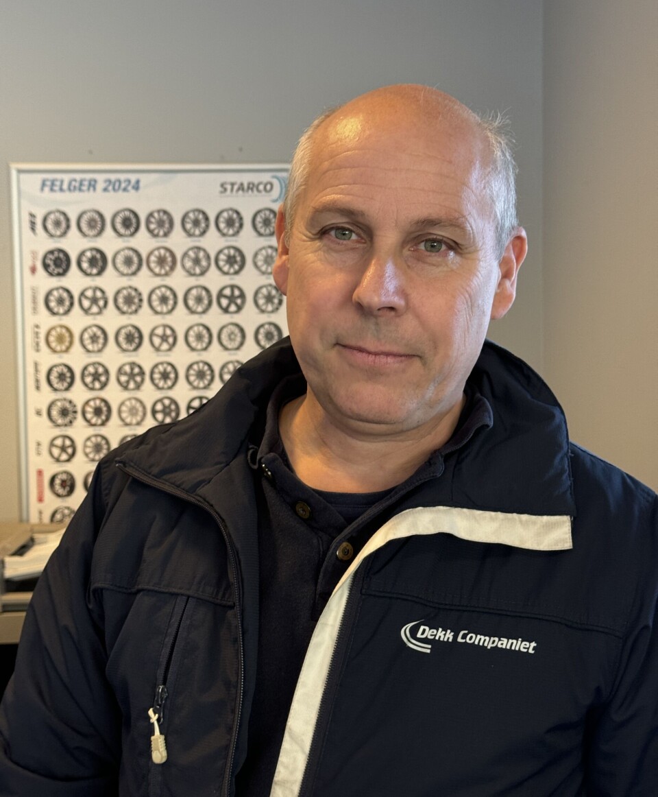 SNART VINTERSESONG: - Vi står klare til å hjelpe deg med hjulskift, enten du ønsker drop-in eller bestiller time, forteller Dekk Companiets eier, John-Erling Edvardsen.