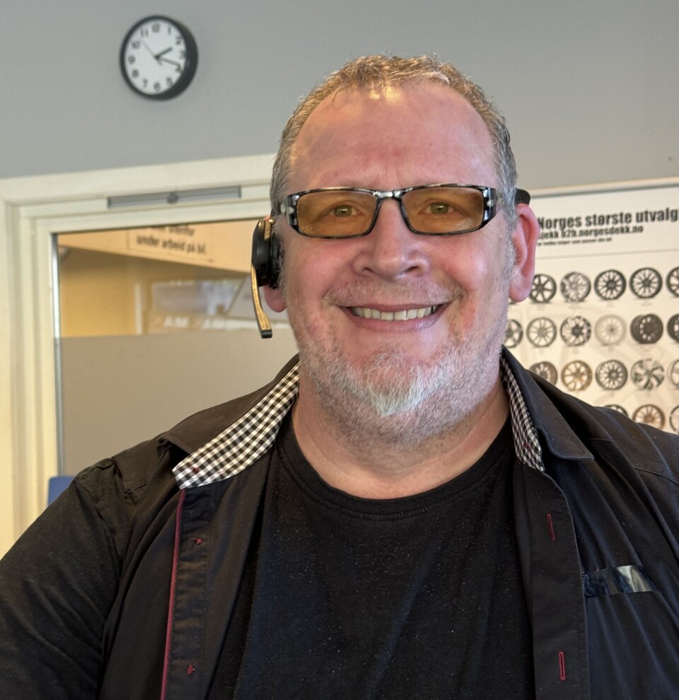 SMIL OG KAFFE: Butikksjef Tor Owe Rennemo står klar til å ta imot nye og gamle kunder hos Dekk Companiet på Juvik.