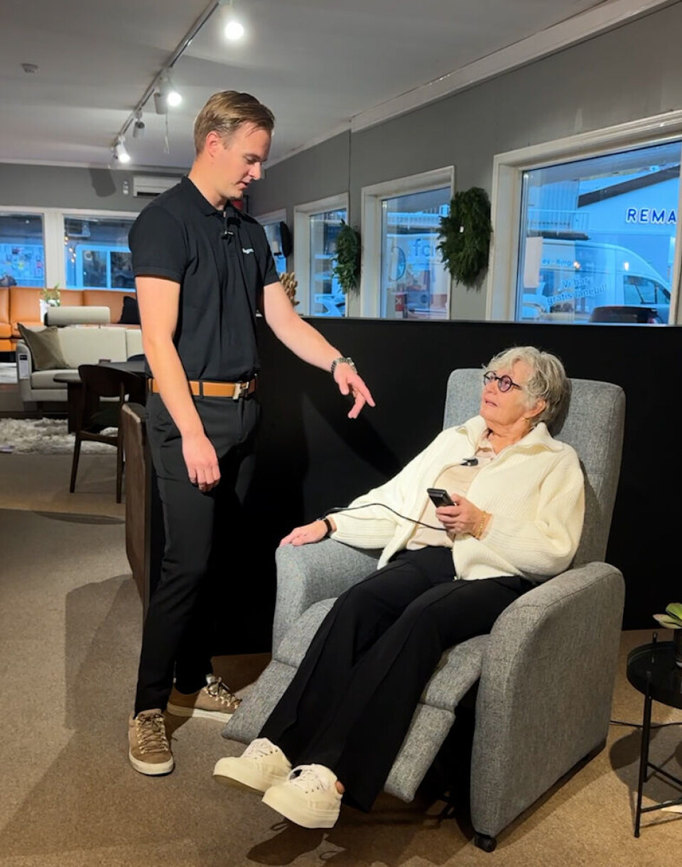 DEMONSTRERER: Selger hos Fagmøbler, Simen Guldberg, viser mormor hvordan den elektriske hvilestolen fungerer.