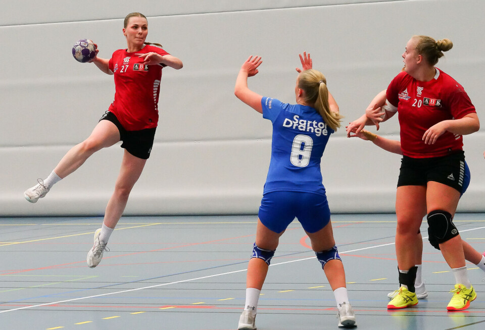 SIKTER MOT OPPRYKK: Askøy Håndballklubb har en stor sjanse til å feste grepet om muligheten for opprykk med seier mot Sotra. Her fra oppgjøret mellom lagene i høst. Marika Solheim (t.v.) og Sanna Aasebø.