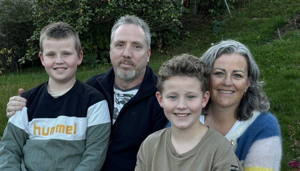 TØFFE TAK: Familien på Erdal har vært gjennom tøffe tider etter at Aksel (tv.) fikk diagnosen blodkreft for fire år siden. Behandlingen har gått fint, og alt ser litt lysere ut nå. Pappa Cato, mamma Elisabeth og lillebror Henrik støtter årets TV-aksjon fullt ut.