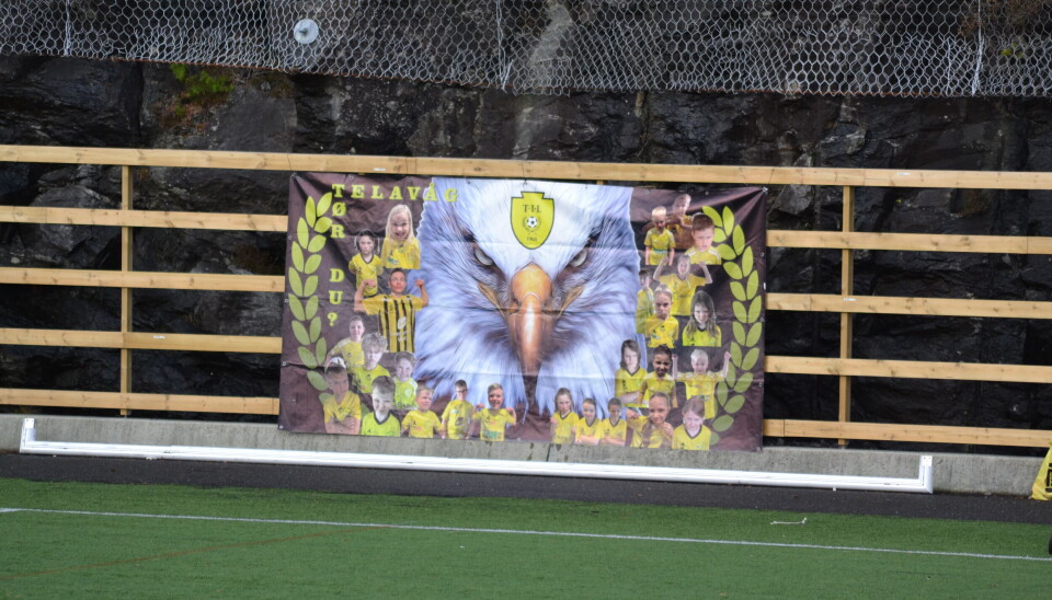 BORTESUPPORTERNE: Gjestene fra Telavåg har fått på plass banner i Skogen.