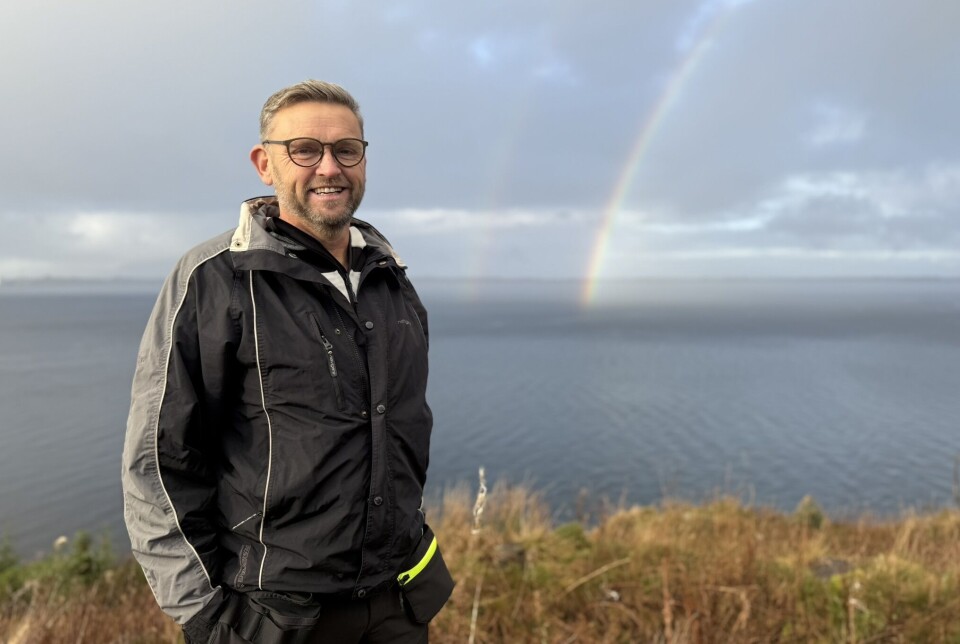 SATSER: Morten Bjørnstad skal bygge hytter med høy kvalitet, og tar det som et godt tegn at regnbuen gikk ned like utenfor Djupedalen da Askøy24 var på besøk.