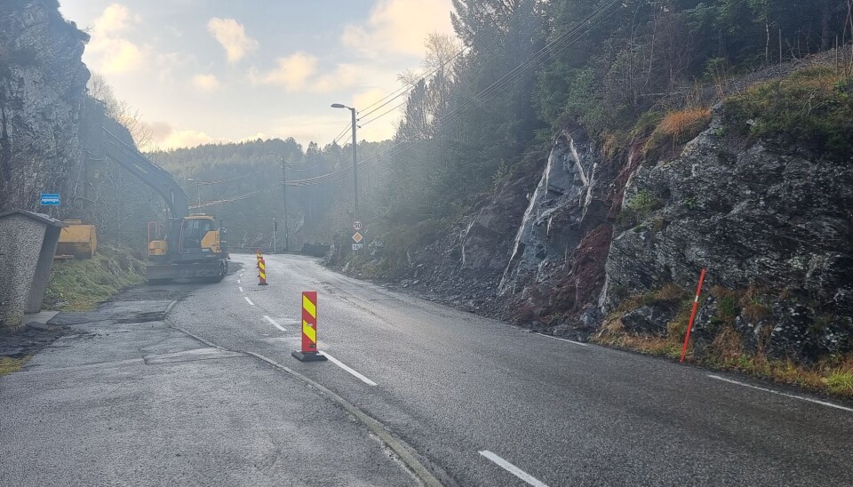 STENGES: Det skal asfalteres på fylkesveien her like ved Fauskanger barne- og ungdomsskole.