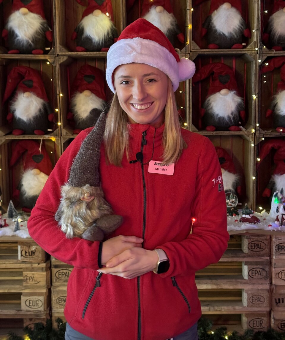 JULELANDSBY: Mathilde Mucha hos Europris i Strusshamn forteller at hun har satt opp en julelandsby som er ekstra populær hos barna.