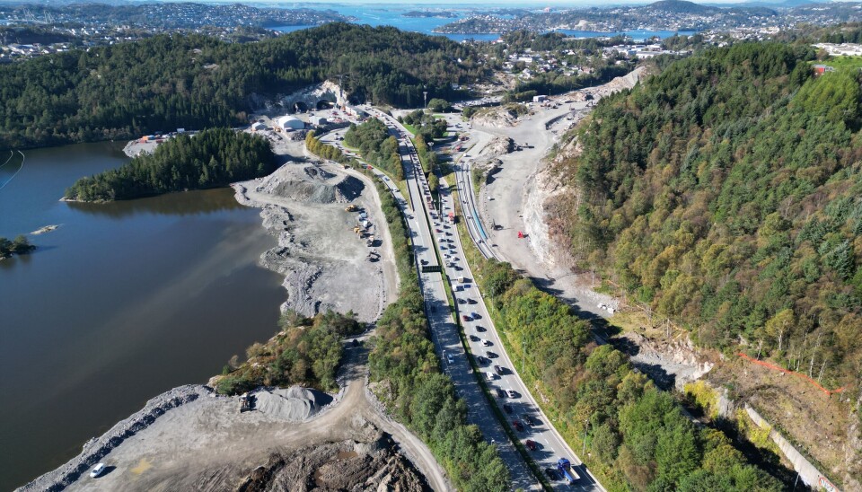 Godviksvingene stenges i begge retninger Rv. 555 ved Storavatnet sett i retning vest mot Sotra og Askøy