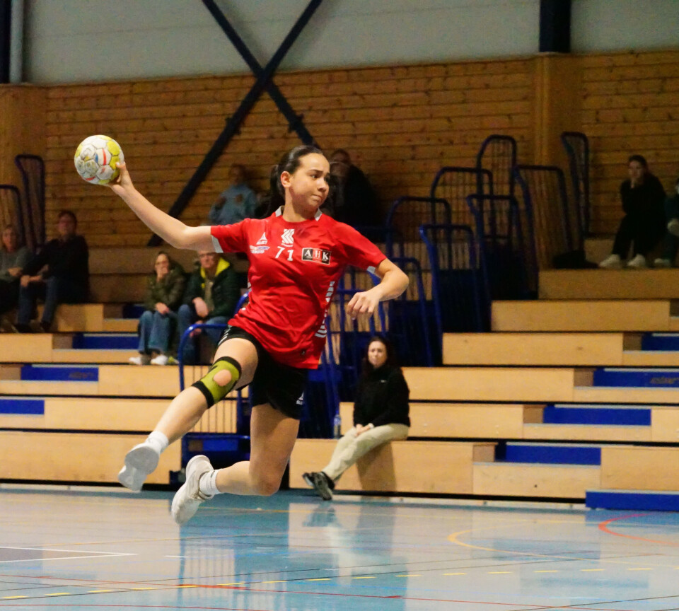 I SKUDDET: Izabella Horvath (16) er blant dem som spiller både på senior og junior. Hun finner du i listen over alle spillerne.