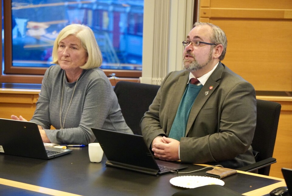 INGEN SKAM Å SNU: Man kan gjøre som Fremskrittspartiet, og stemme nei til eiendomsskatten i kommunestyret torsdag 12. desember, oppfordrer Stig Abrahamsen. Til venstre: Rosalind Fosse.