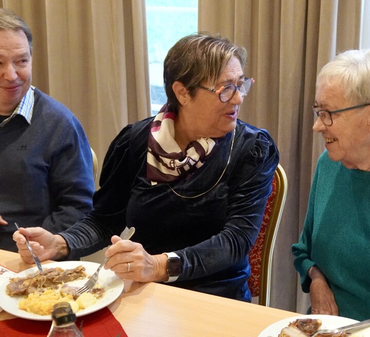 SOSIALT: Praten gikk lett mellom Sigmund Torkildsen, Torill Hauge og Turid Teigland.