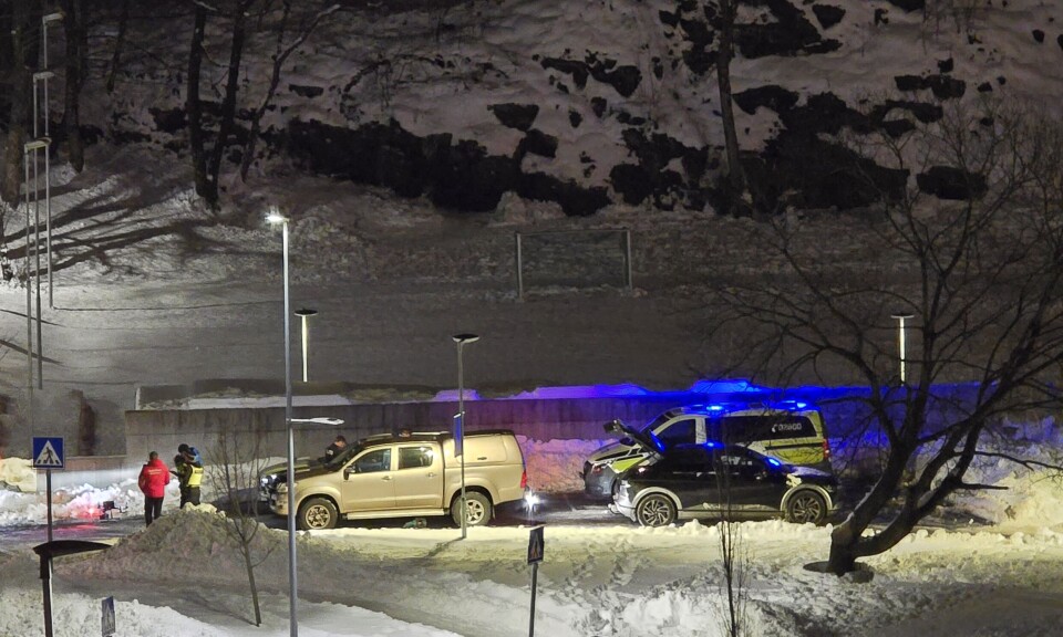 REDNINGSAKSJON: Lege Arild Iversen opplyser i går at politiet var ved Kleppestø barneskole med drone, og at det var en del annet mannskap i området.