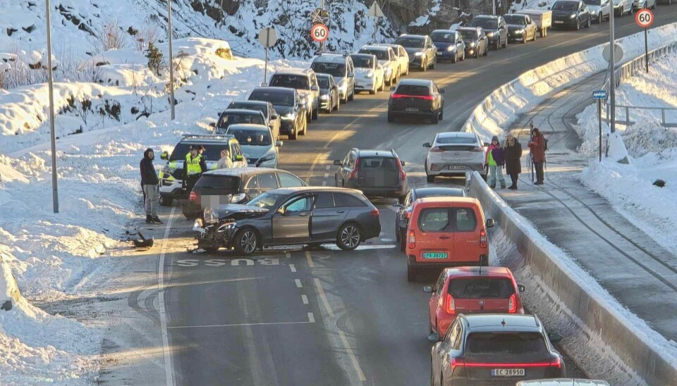 FJERNES: Disse to kantstoppene ved Hilleren blir fjernet fra mandag.
