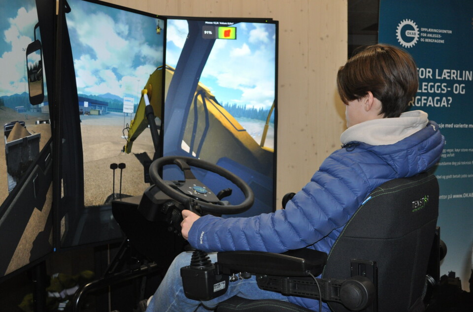 VIRTUELL GRAVEMASKIN: En elev får prøve seg i simulator for anleggsmaskinførere under fjorårets yrkesmesse.