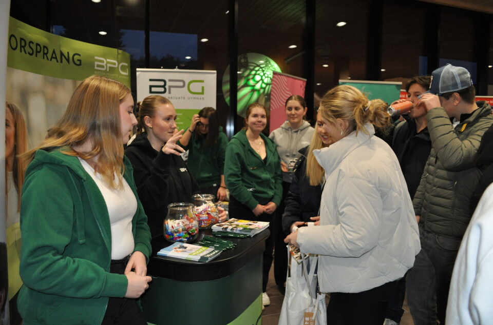 VIKTIG INFORMASJON: På Yrkesmessen 2025 stiller 16 skoler og 25 ulike bedrifter opp med egne stands og utstillinger. Bildet er fra Bergen Private Gymnas sin stand under fjorårets yrkesmesse.