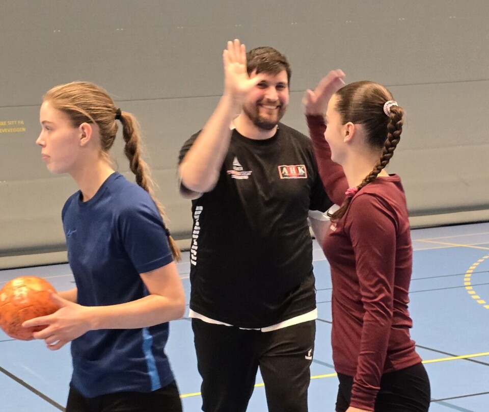 ENERGISK: Dahl har mye energi på treningsfeltet og er tydelig med spillerne. Men også alltid med et smil.