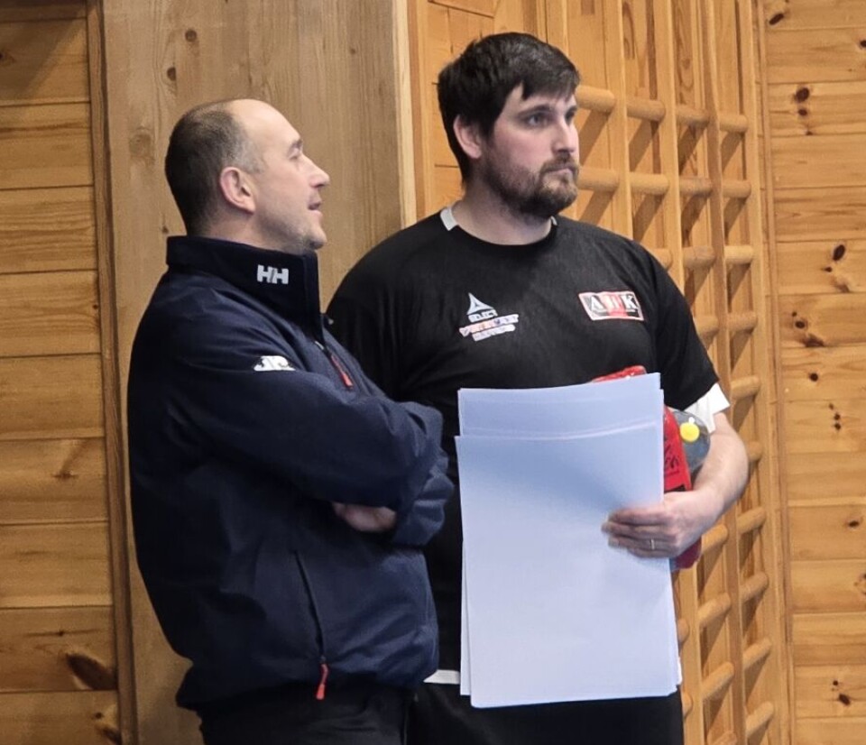 TAR SEG TID: Selv om det er mange oppgaver i løpet av dagen, har han alltid tid å slå av en prat.