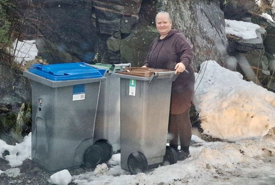FULLE BOSSPANN: Usikkerhet om tømmedager og forskyninger grunnet snøfallet har ført til smekkfulle bosspann for Anne Hilleren.