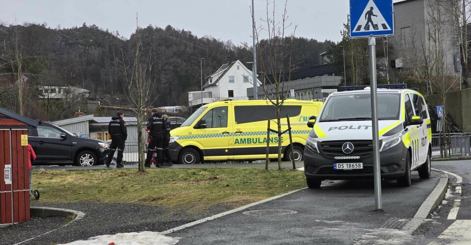 BIL RULLET: En bil begynte å rulle og traff en person ved Kleppestø barneskole onsdag i 13-tiden.