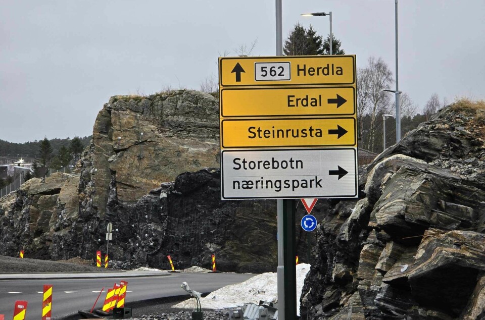 STEINRUSTA: Nye skilt ved den nye rundkjøringen.