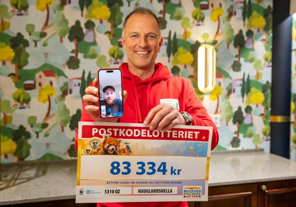 VINNER: Tom Stiansen har ringt opp Frode Skaar på Hauglandshella og meddelt at det vanker drøye 83.000 kroner i lotterigevinst.