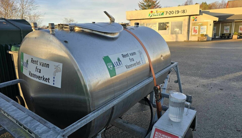 VANN: Ved Joker-butikken på Hanøy er det satt ut vannvogn.