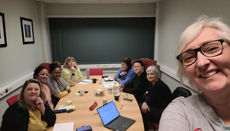 PLANLEGGER: Prosjektgruppen jobber med planlegging av den store kvinnekonserten «Samhold». Fra venstre: Zane, Rahel, Lizzy, Liara, Solveig, Kjersti, Kari og Sølvi.