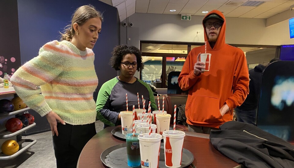 VALGFRI DRIKKE: Alle bowlere trenger litt forfriskninger i kampens hete.