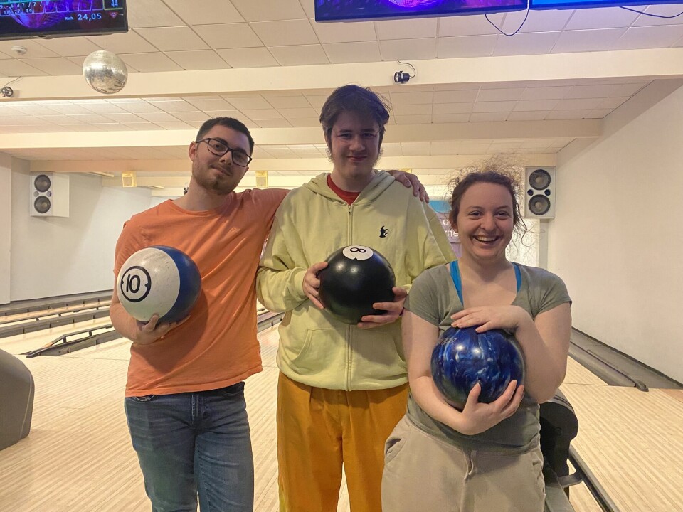 FIT FOR FIGHT: Tobias Dolvik, Are Akselsen og Johanna er fit for fight med hver sin bowlingkule. Tobias ble tipset om bowlingdagen av en venn.