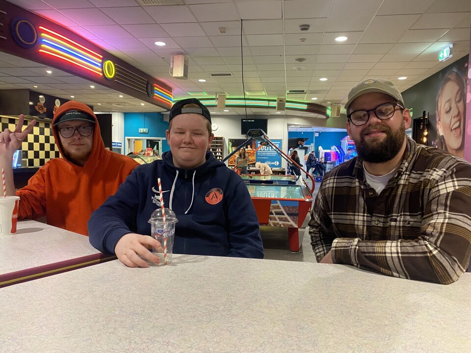 DRIKKEPAUSE: Tobias Myrvold, Noah Hermansen og Mathias Hetlevik tar en drikkepause mellom kastene.