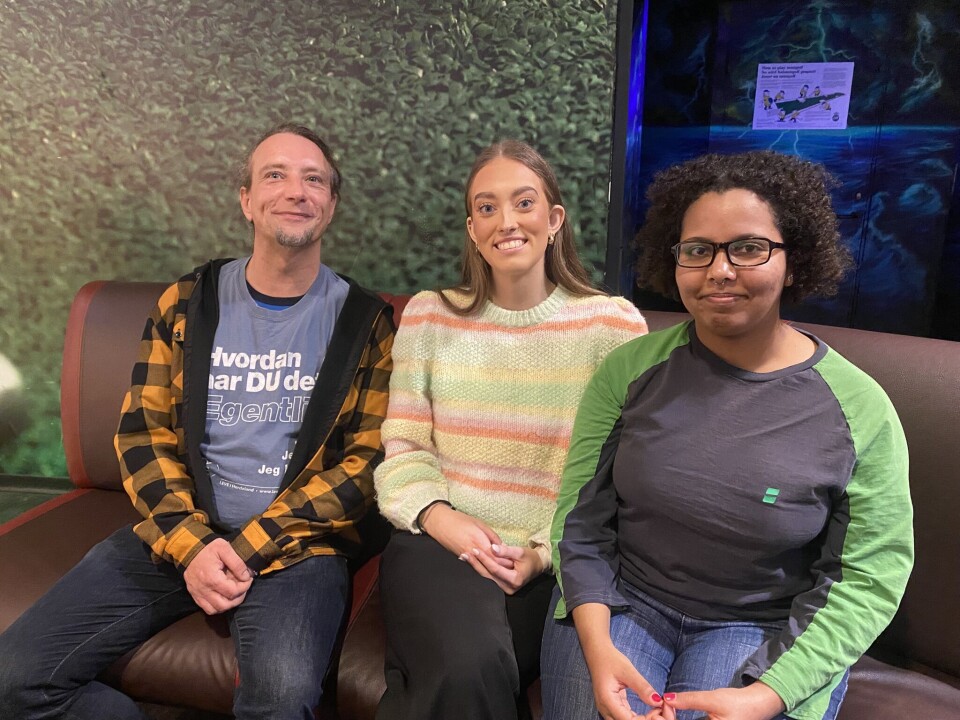 INKLUDERER: Vernepleier Geir Ove Eide fra Askøy kommune, Maren Iversen og Elssa Gebre, begge fra Mental Helse Ungdom Askøy, synes det er fint å se ungdom som inkluderer hverandre.