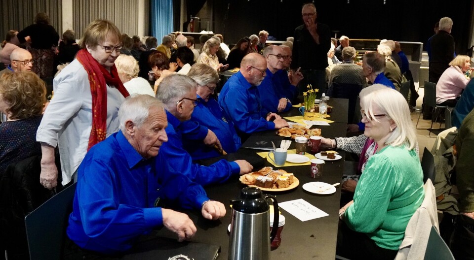 TRANGT MELLOM BORDENE: 135 sangere og venner samlet seg tirsdag til korkafé i Fargeriet.