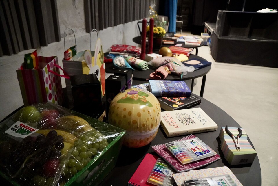 TIL UTLODNING: På premiebordet lå det både en cellofaninnpakket fruktkurv, et stort påskeegg, diverse bøker og flere spennende gaveposer ra Vinmonopolet.