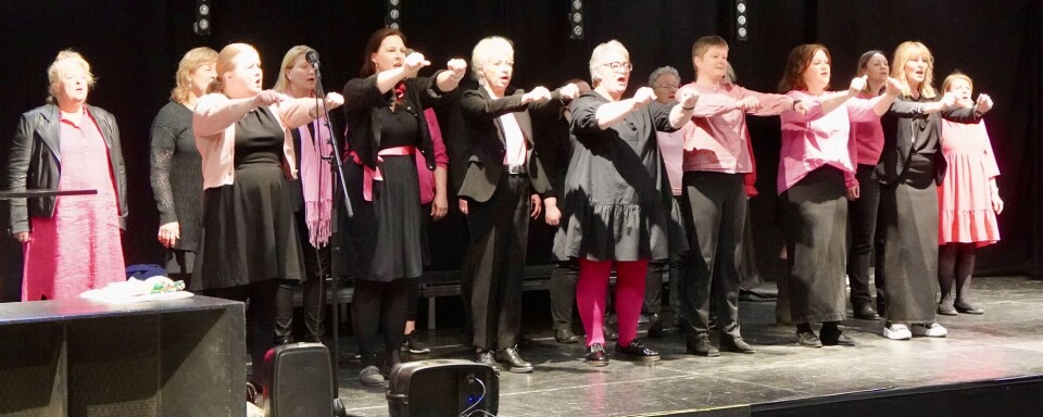 KAMPSANG: Kordelia åpnet sin del med en kraftfull versjon av «What Happens When A Woman Takes Power?»; skrevet av Chicago-trioen Artemisia (Diana Lawrence, Alexandra Olsavsky og Kaitlin Foley).