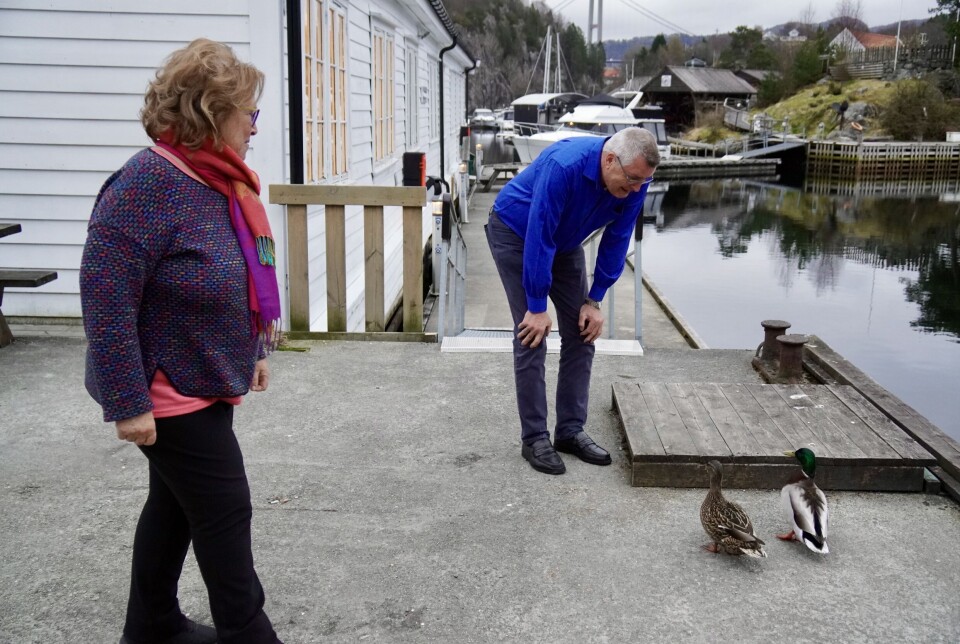 EKSKLUSIVT PUBLIKUM: Ana Maria Evjenth og Ivar Evjenth fra Fana Mannskor sang «Andungen Kvakk-Kvakk» for et andepar.