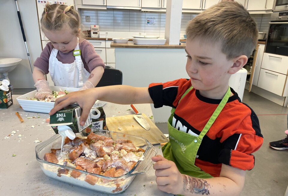 TEAMWORK: Alexander heller matfløte over, mens Livia blander alt sammen. Maten er snart klar i «Restaurant Soltun» i Hetlevik.