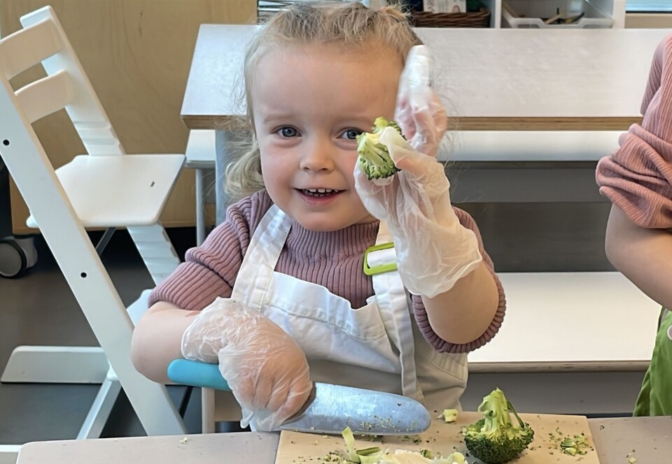 LYKKE: Lykken er å få til å dele en bukett med brokkoli i to, synes Livia (3).