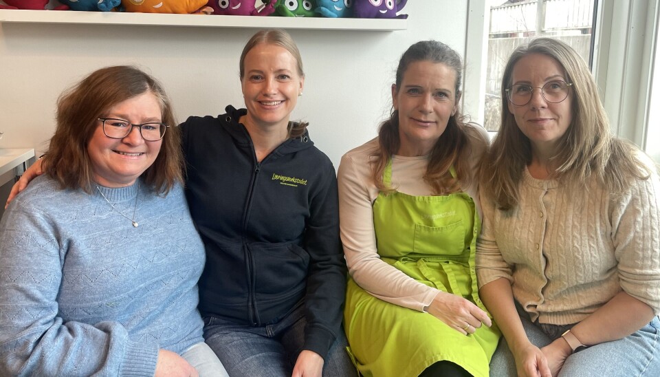 MATGLEDE: Styrer Christin Grøttå (t.v.) sammen med barnehagens matansvarlige og pedagogiske medarbeidere Martha Linn Johnsen fra avdeling Solstrålen, Renate Strømsnes fra avdeling Månetoppen og Anja Jakobsen fra avdeling Regnbuen. Alle er opptatt av å formidle sunne og gode matvaner til barna.
