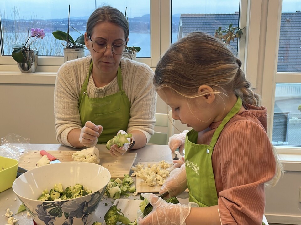 UTNYTTER RÅVARENE: Pedagogisk medarbeider og matansvarlig Anja Jakobsen samtaler med barna om viktigheten av å utnytte råvarene.