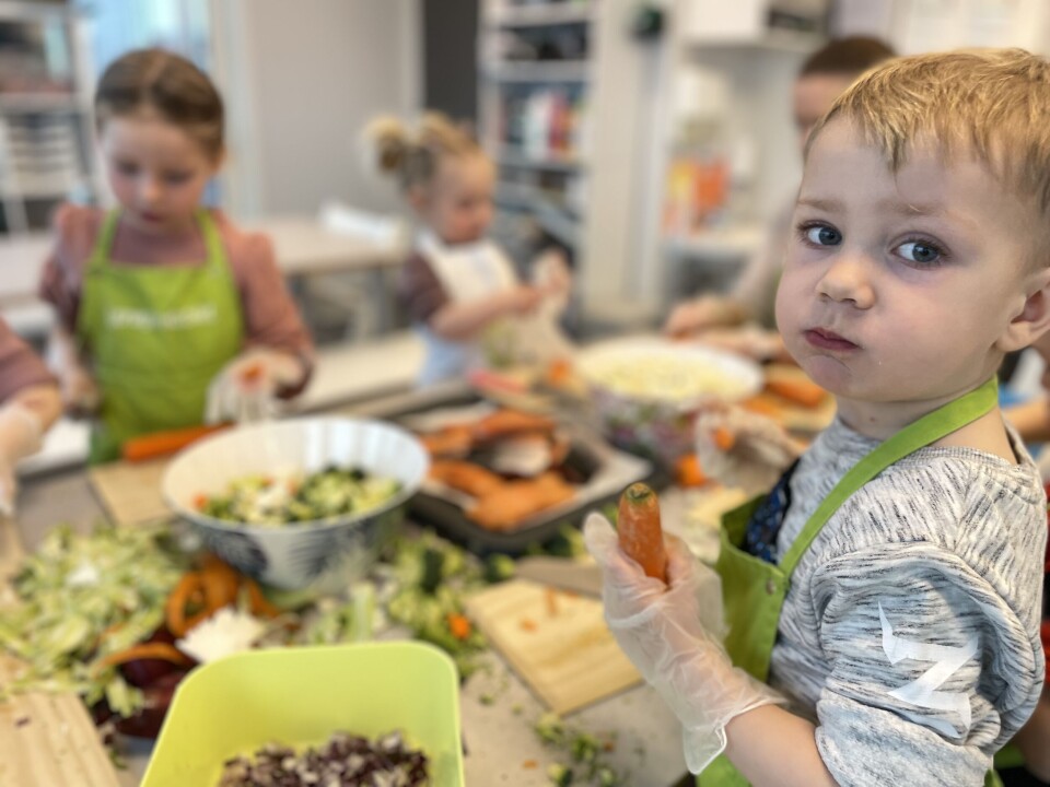 SMAKSPRØVE: Patrick (3) tar seg en smaksprøve på en brokkoli, før han skal i gang med å skrelle gulrot.