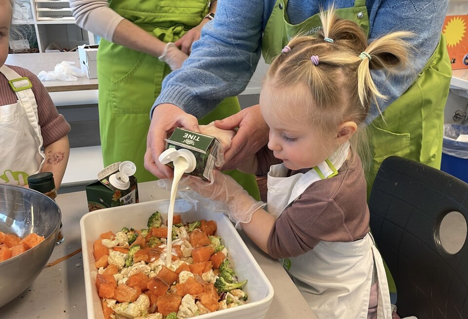 SISTE FINISH: Ella (2) heller over kronen på verket: matfløte gjør susen. Nå gjenstår kun å få blandet alt sammen.