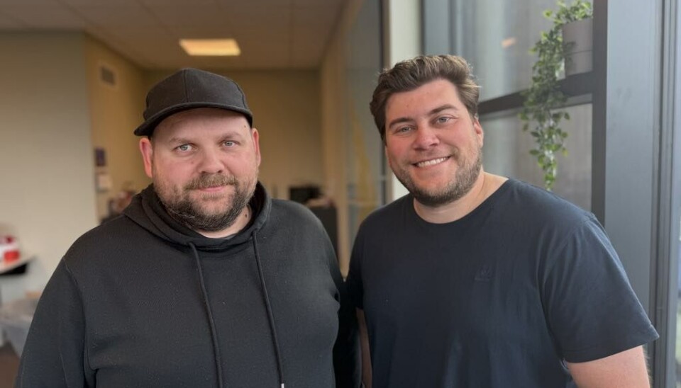 TILBAKESPILL: Thomas Tveit (tv.) og Sondre Espeland er klare med podkast om breddefotballen på Askøy.