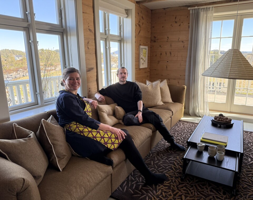 BEDAGELIG: Antje de Vries i dagligstuen, sammen med Magnus Fauskanger Eidsaa som har fått jobb som host på øyen (Se egen sak med han i morgen).
