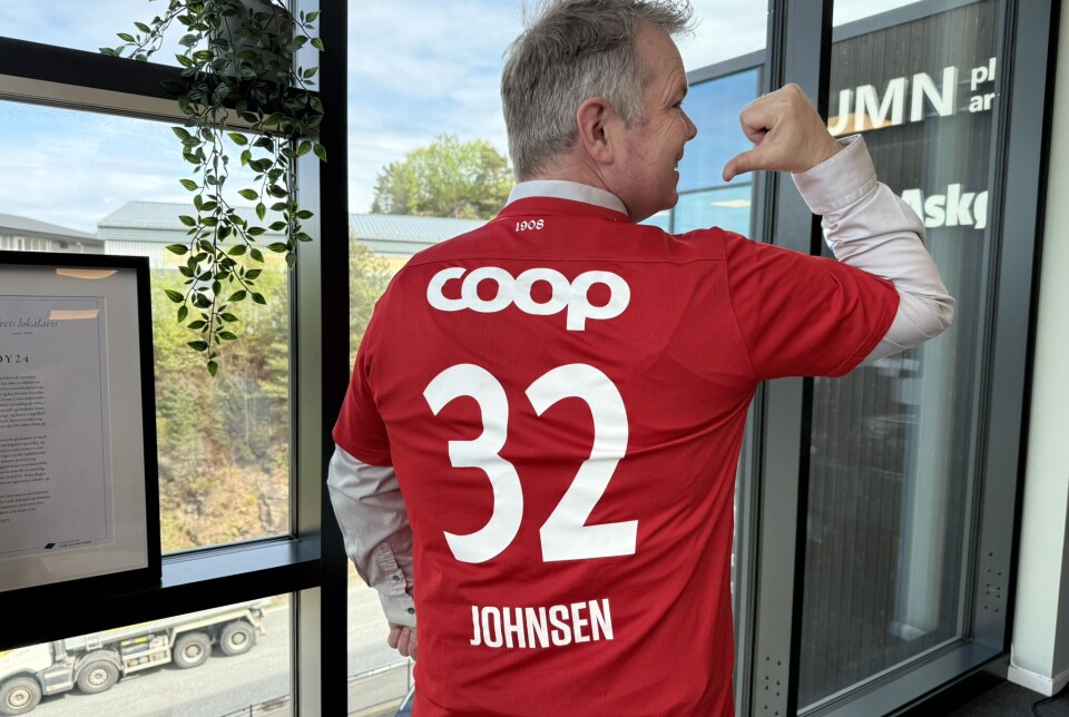 MYE JOHNSEN: Redaktør Yngve Johnsen har fått låne kollega Thomas Tveit sin Brann-drakt med 32 Maren Johnsen på ryggen :-)