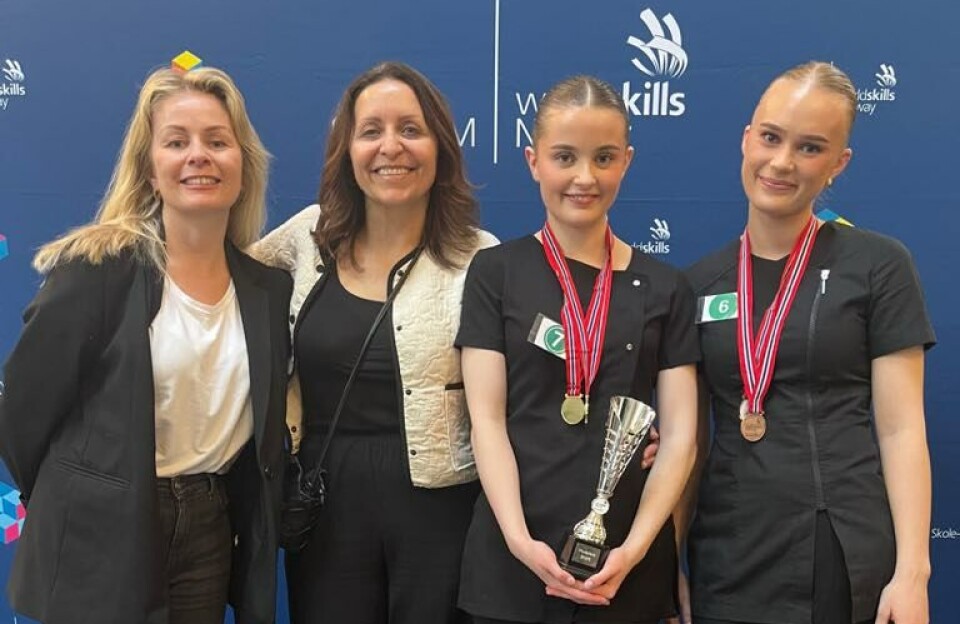 FORNØYDE: Fra v. lærerne Serine Andrea Taylor Christensen og Laila Sabaghi-Andersen, og elevene Zora Lotte Yri og Tiril Bjorøy.