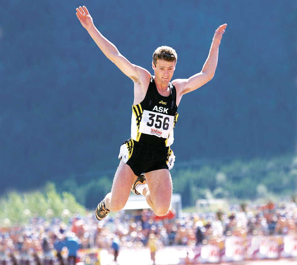GULL: Her hopper Trond Erik Nilsen til gull i tresteg i hoved-NM i 2003