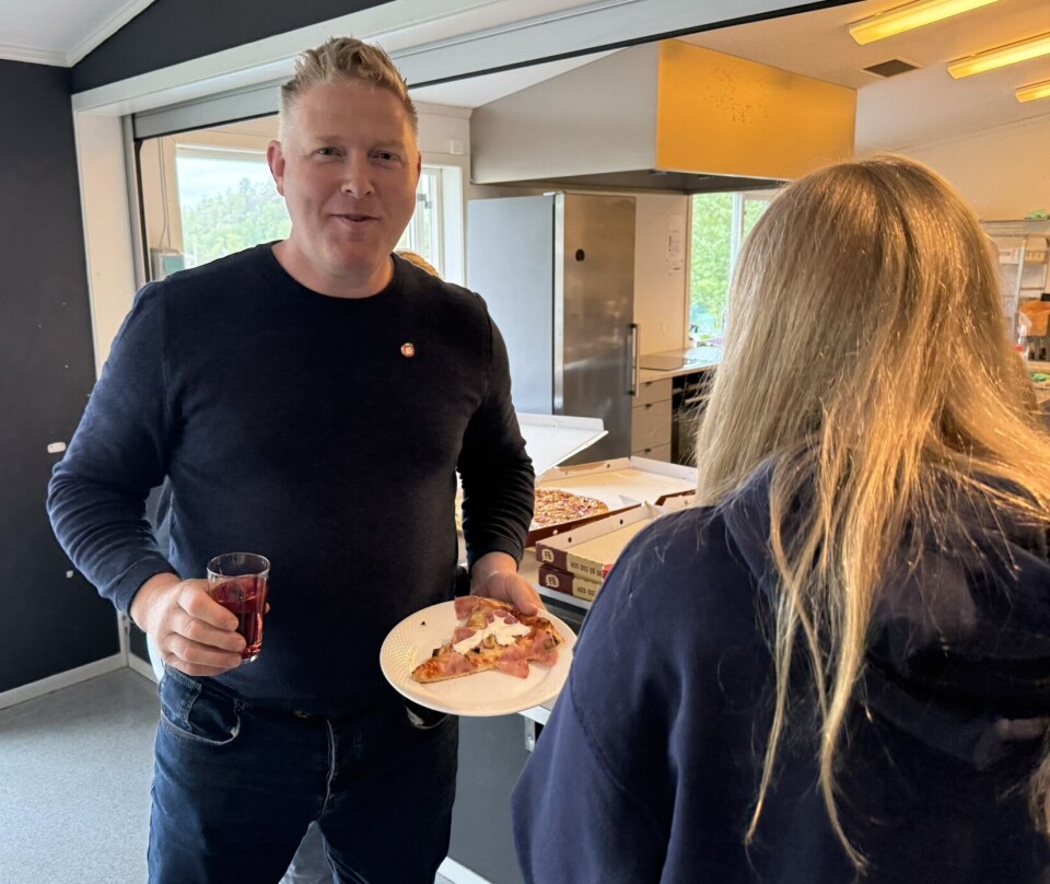 PIZZA: Det ble ingen grillmat, men pizza er gode greier for Rolf Magne Fromreide i Frp.
