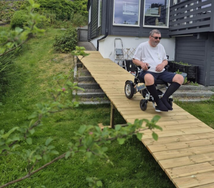 NY RAMPE: Tom Ahmt sine støttespillere laget en ny rampe til ham mens han var bortreist på ferietur. Nå mobiliseres det for Bergen City halvmaraton neste år.