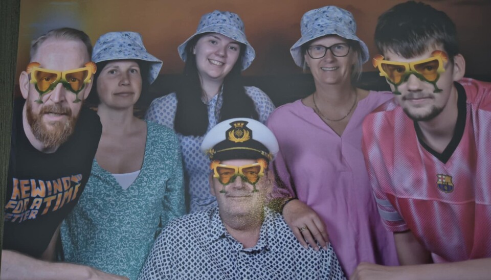 Ingen bøtteliste, men bøttehatter og solbriller på når husavardgjengen drar på cruise. Fra venstre Robert Hagen, Tove Hanselmann, Martine, Tom. Marianne og Marius Ahmt.