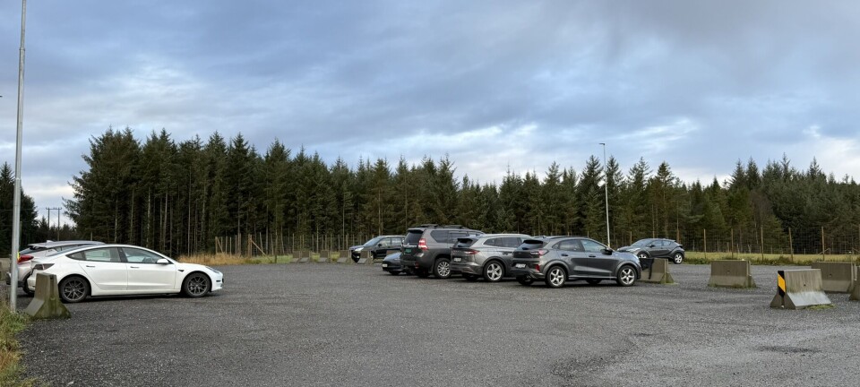 Kolliderte med to parkerte biler